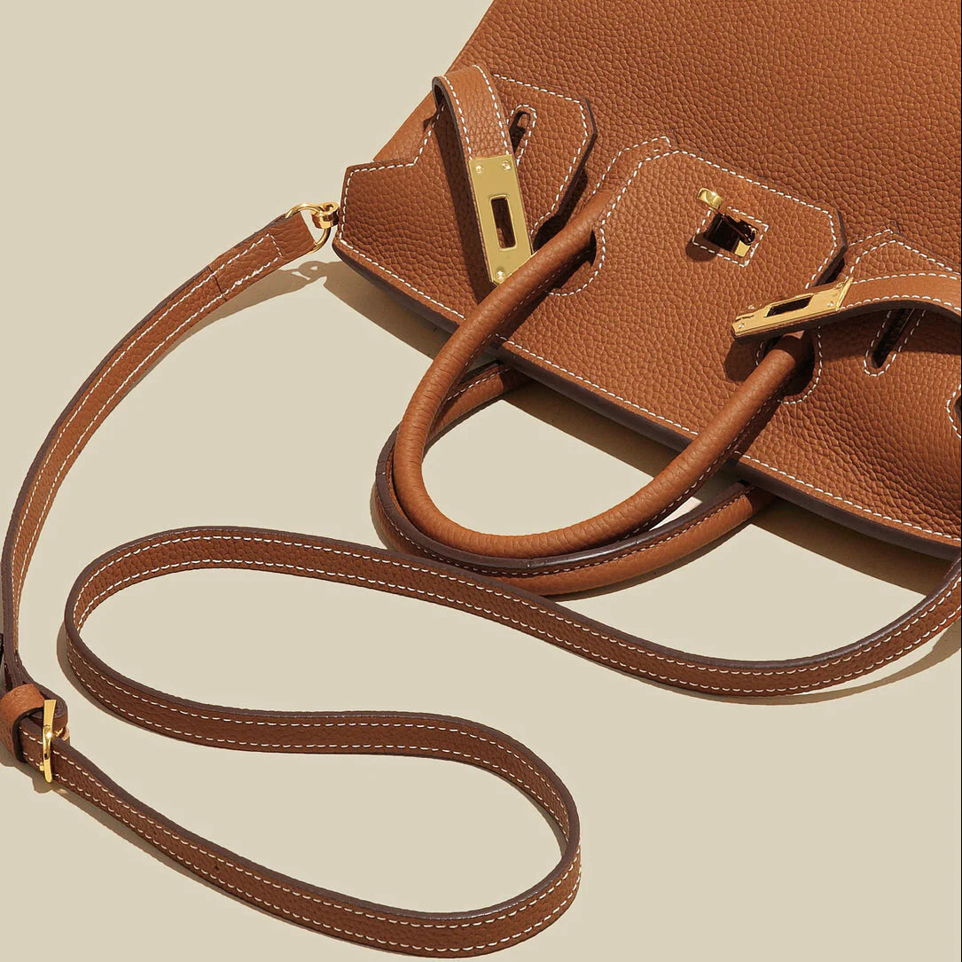 Sac à main en cuir camel avec cadenas doré – maison mathurine