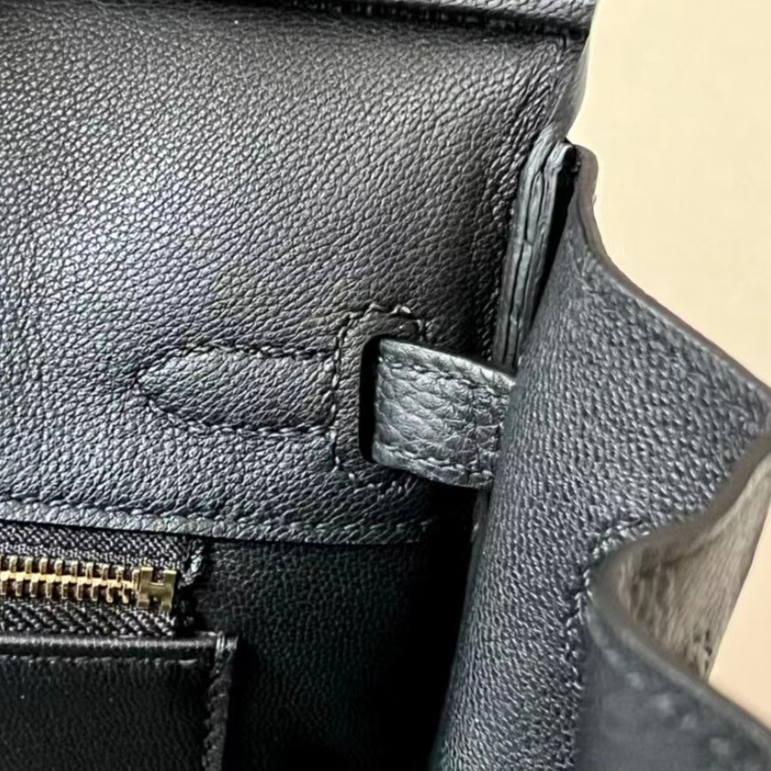 Sac à main en cuir noir avec cadenas doré – Maison Mathurine