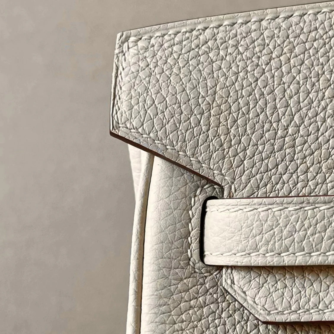 Sac à main en cuir blanc cassé avec cadenas doré – maison mathurine.