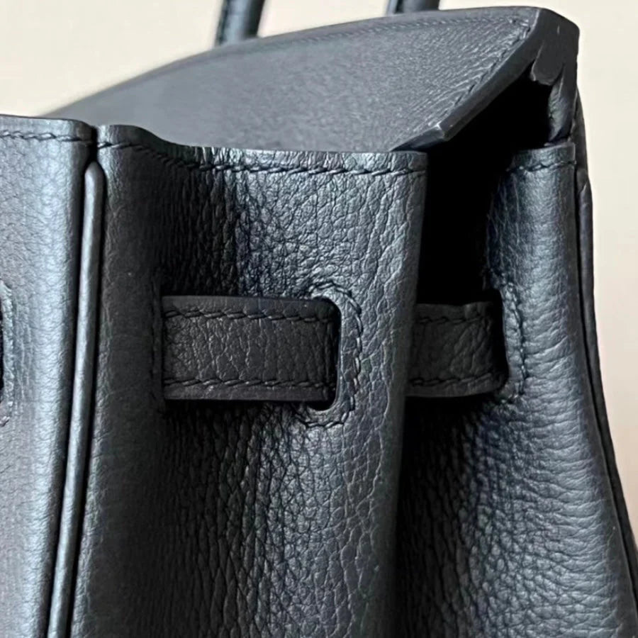 Sac à main en cuir noir avec cadenas doré – Maison Mathurine