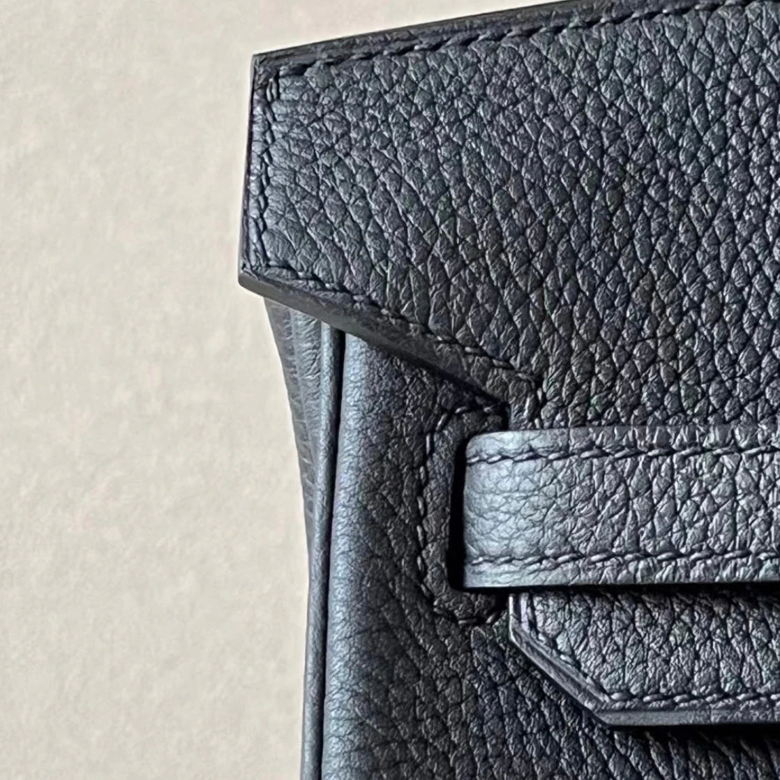 Sac à main en cuir noir avec cadenas doré – Maison Mathurine