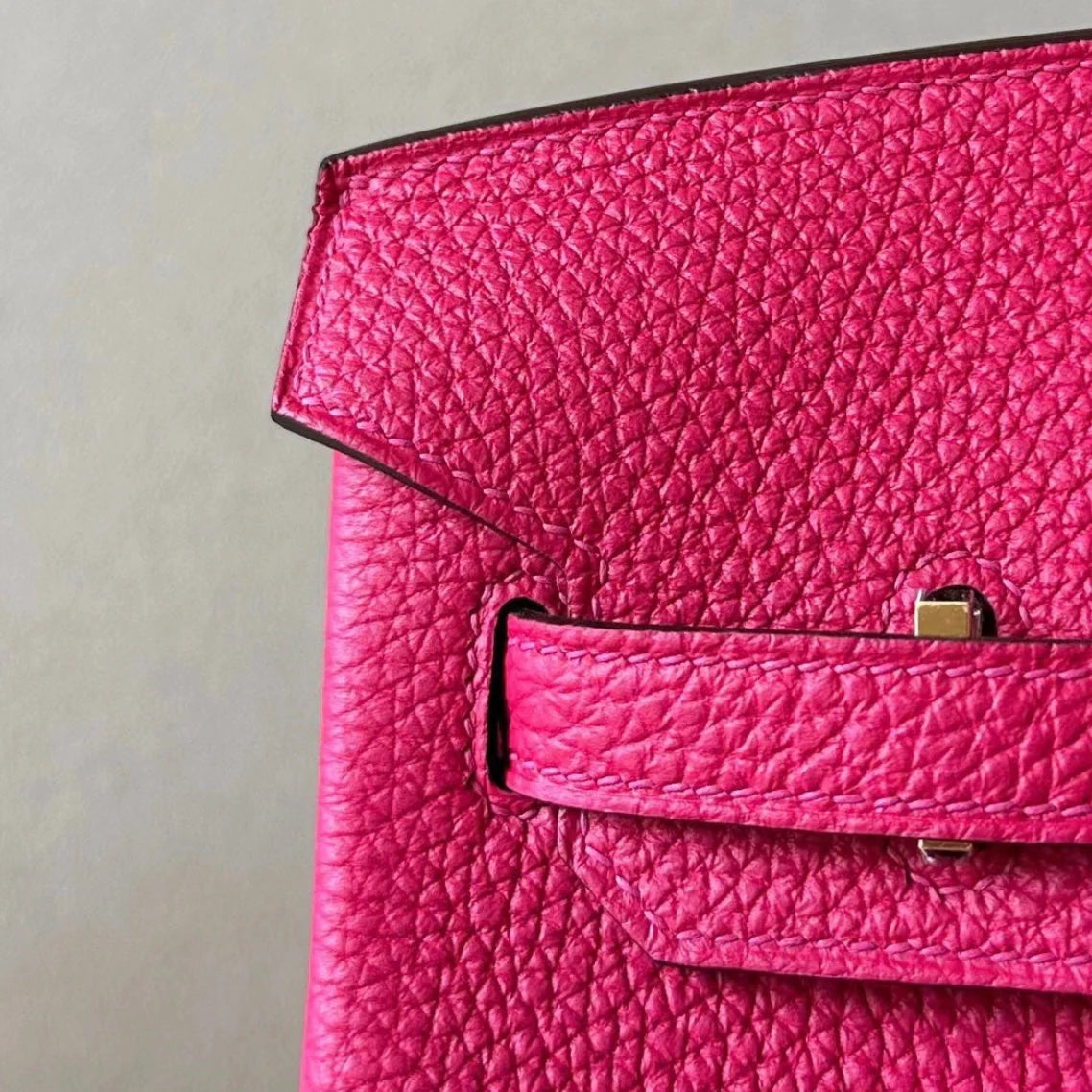 Sac à main en cuir rose fushia avec cadenas – maison mathurine