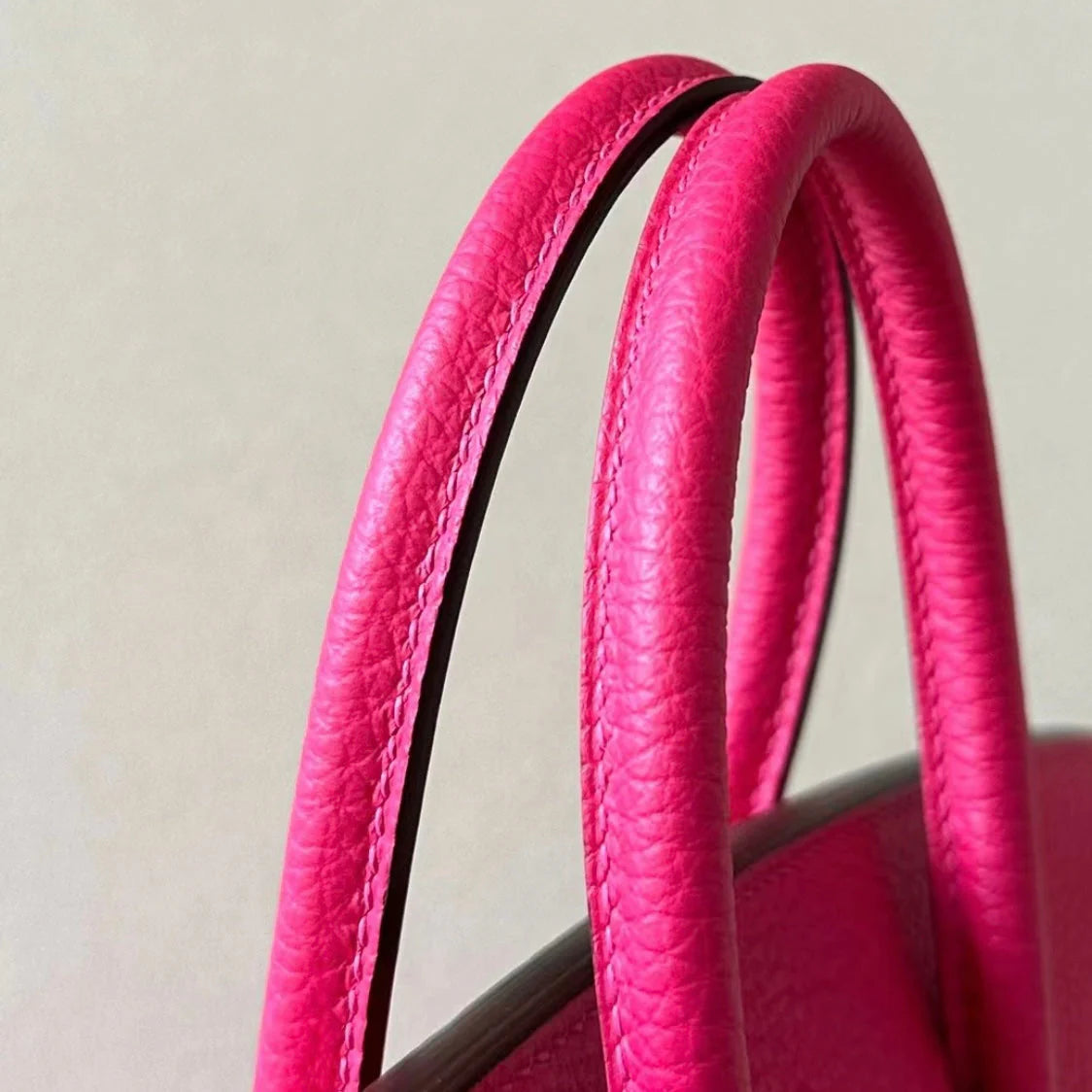Sac à main en cuir rose fushia avec cadenas – maison mathurine
