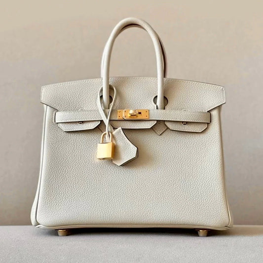 Sac à main en cuir blanc cassé avec cadenas doré – maison mathurine.