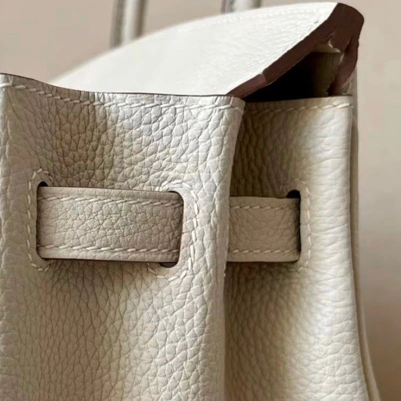 Sac à main en cuir blanc cassé avec cadenas doré – maison mathurine.