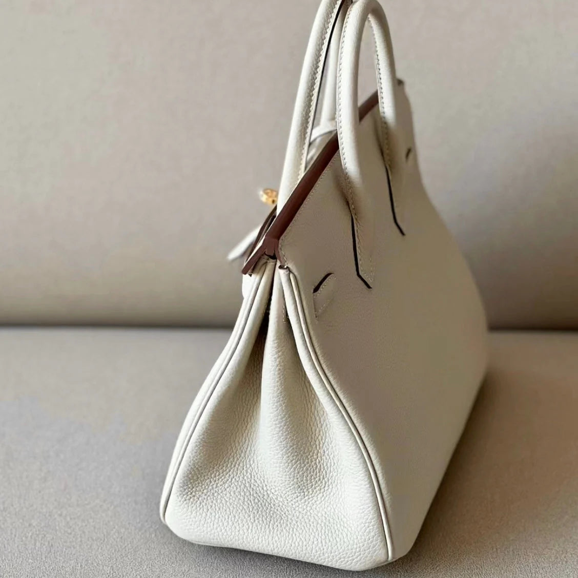 Sac à main en cuir blanc cassé avec cadenas doré – maison mathurine.