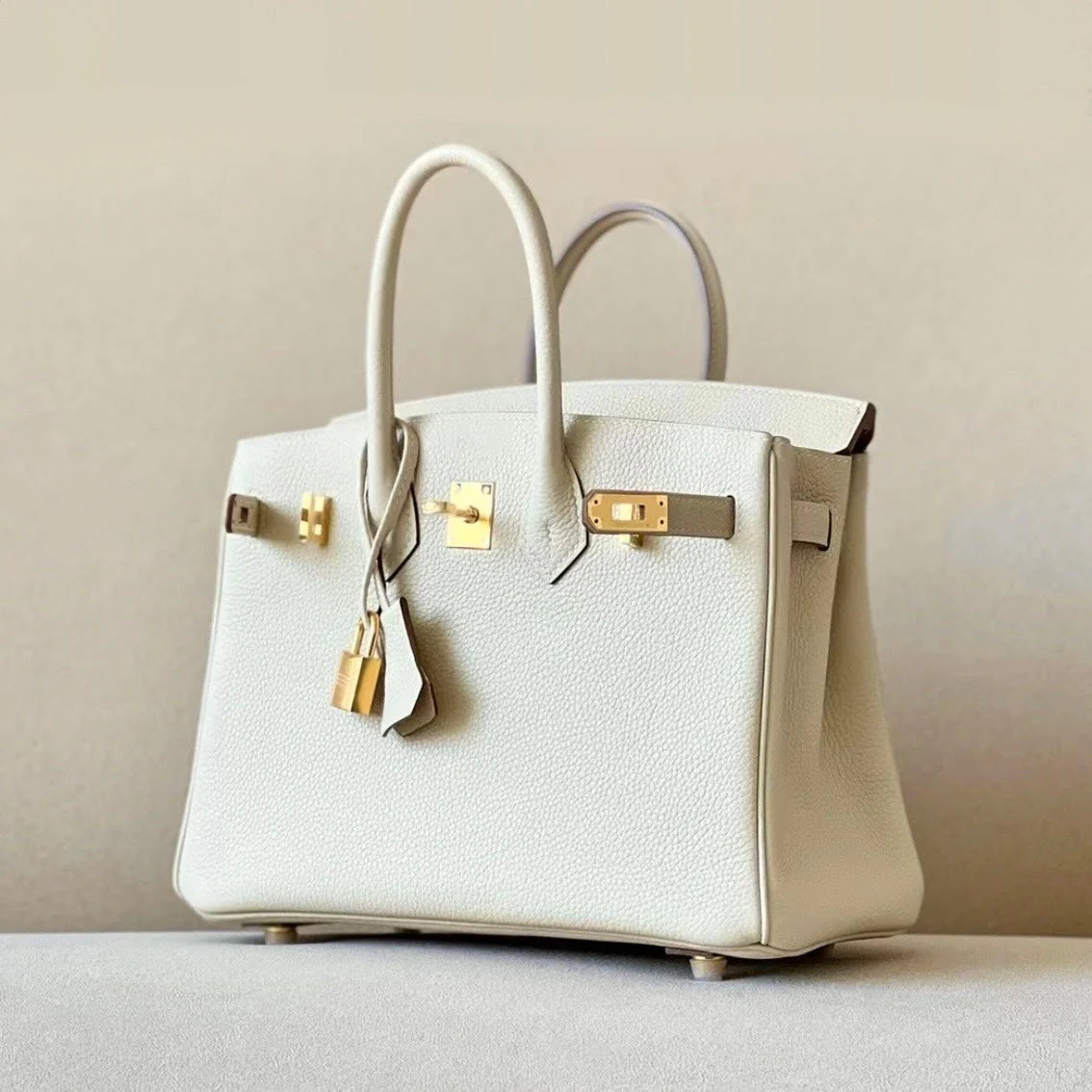 Sac à main en cuir blanc cassé avec cadenas doré – maison mathurine.