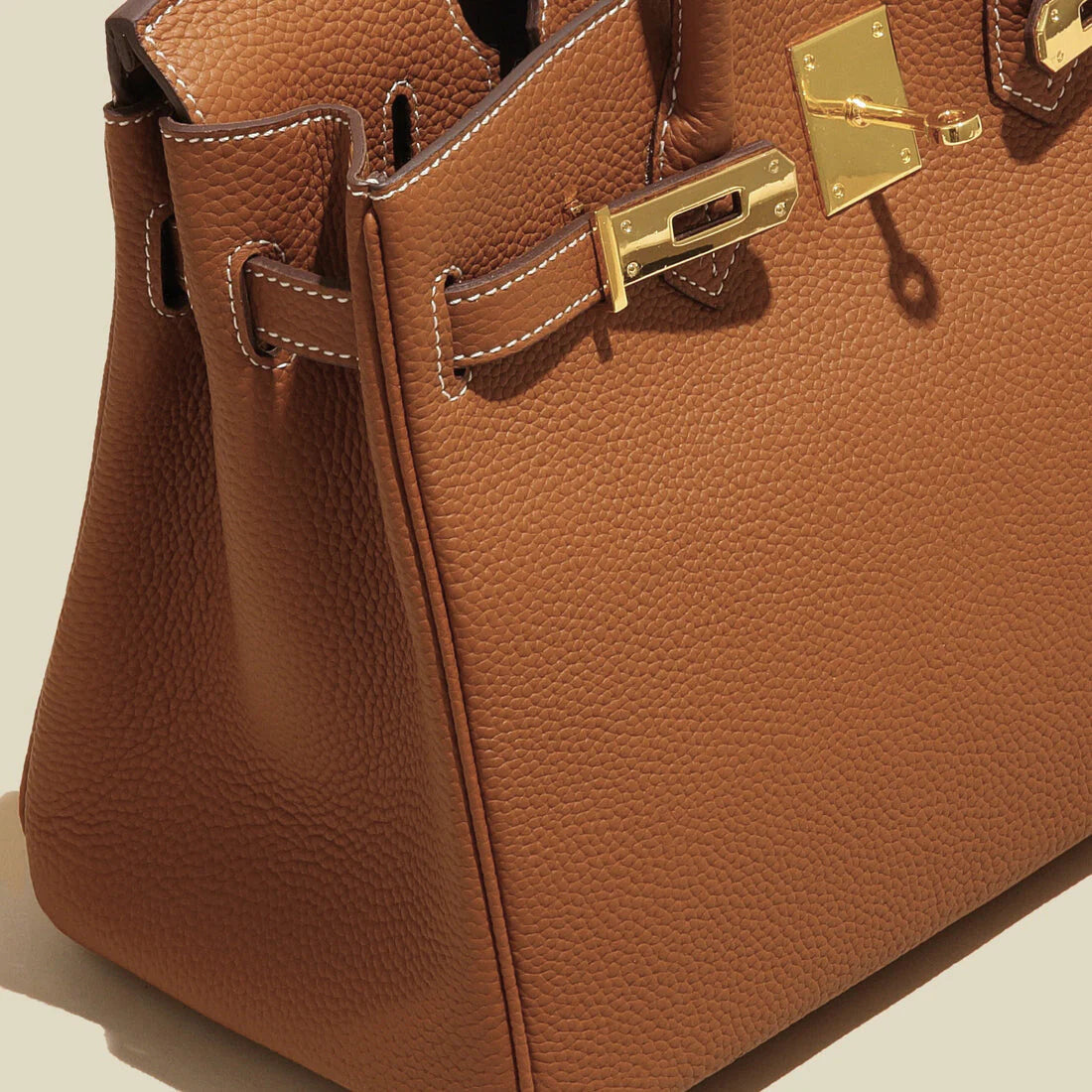 Sac à main en cuir camel avec cadenas doré – maison mathurine