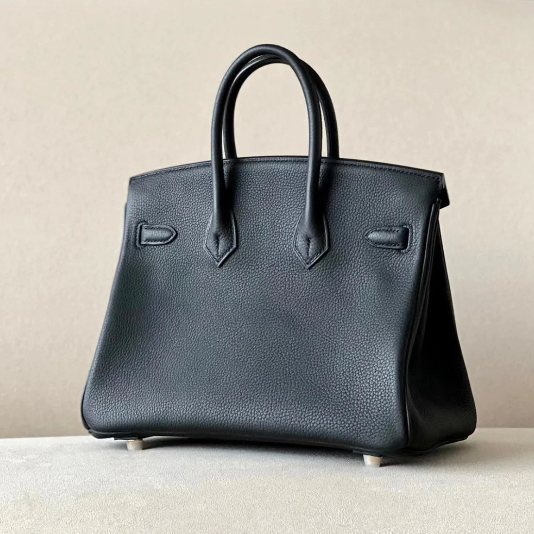 Sac à main en cuir noir avec cadenas doré – Maison Mathurine