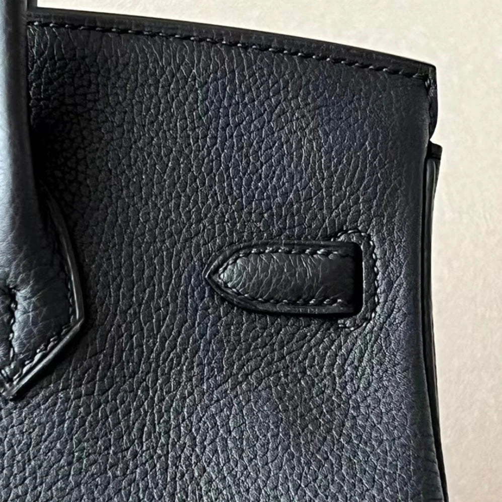 Sac à main en cuir noir avec cadenas doré – Maison Mathurine