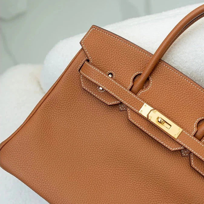 Sac à main en cuir camel avec cadenas doré – maison mathurine