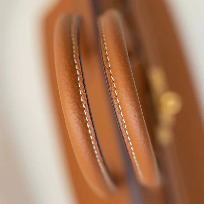 Sac à main en cuir camel avec cadenas doré – maison mathurine